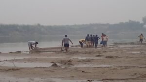 Gorakhpur में Chhath Ghat पर बेदी बनाने को लेकर बवाल, MP Ravi Kishan ने यात्रियों से पूछा- “कइसन बा व्यवस्था?”