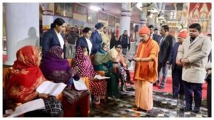 सीएम योगी ने 150 लोगों की सुनी समस्याएं, कहा- हर व्यक्ति की समस्या का समाधान संकल्प