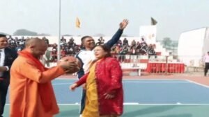 CM योगी ने 2 बार बॉल पटकी, बास्केट में उछाली:हवा में गुब्बारे छोड़े, गोरखपुर में महिला टूर्नामेंट की शुरुआत की