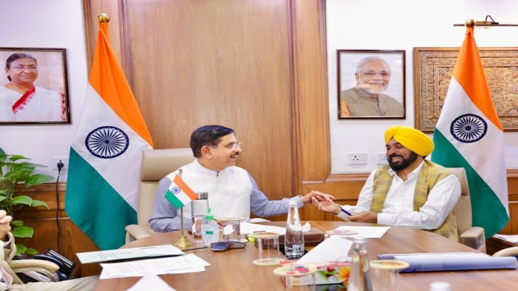 पंजाब के मुद्दों को लेकर केंद्रीय कृषि मंत्री से मिले CM मान; गेहूं खरीद, मुआवजा और लंबित राशि पर की चर्चा