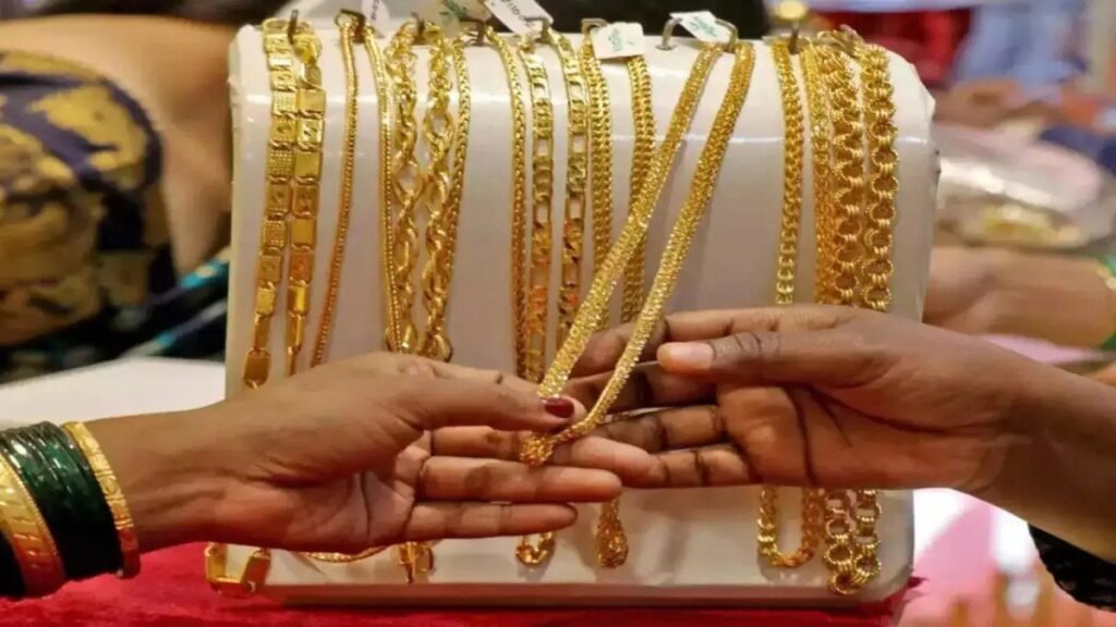 सोने-चांदी के दाम में गिरावट, जानें आज के ताज़ा रेट