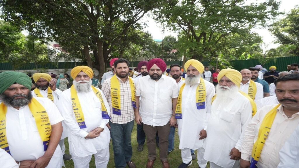 बेअदबी विरोधी सख्त कानून से प्रभावित होकर अकाली दल और कांग्रेस के सैकड़ों नेता व कार्यकर्ता ‘आप’ में शामिल