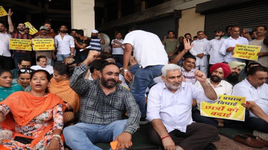 भाजपा की केंद्र सरकार की विद्यार्थी विरोधी नीतियों के खिलाफ पूरे आप ने पंजाब में ‘थाली बजाओ, तानाशाह भगाओ’ किए विरोध प्रदर्शन